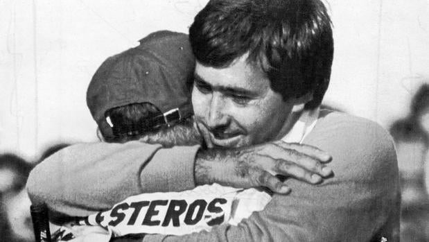 Ballesteros abraza a su caddie al vencer en Augusta