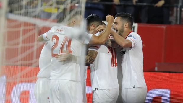 El Sevilla celebra el único tanto del partido