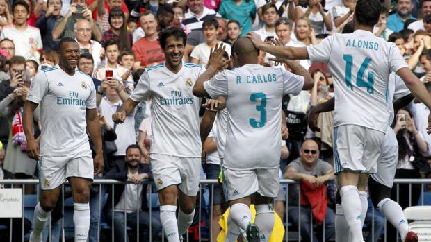 Roberto Carlos felicita a Raúl tras su gol