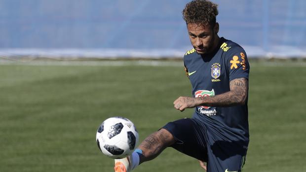 Neymar en un entrenamiento con Brasil