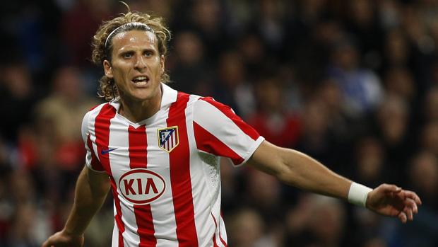 Forlán celebrando un tanto con el Atlético al Real Madrid
