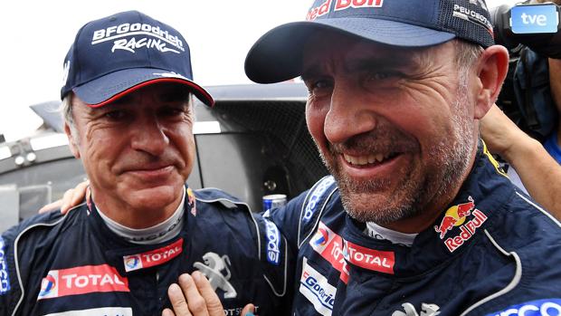 Sainz, felicitado por Peterhansel tras su victoria en 2018