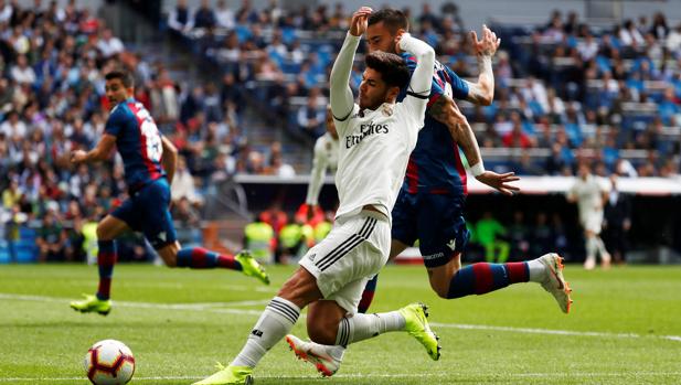 Marco Asensio cae durante el partido contra el Levante