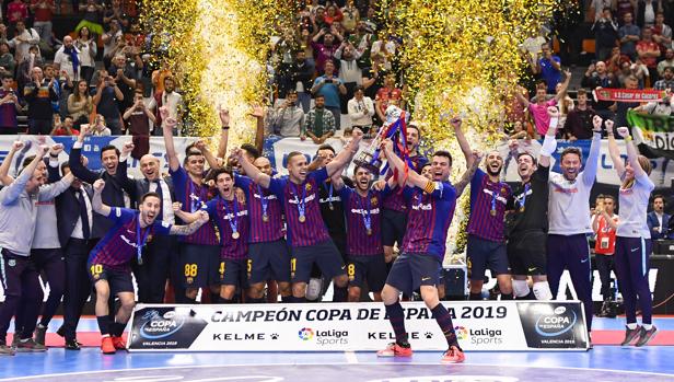 Sergio Lozano levantó el trofeo como capitán del Barça