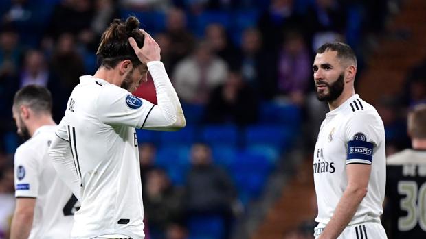 Bale y Benzema, tras la eliminación del Real Madrid ante el Ajax