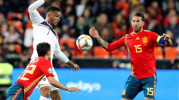 King controla en presencia de Navas y Ramos