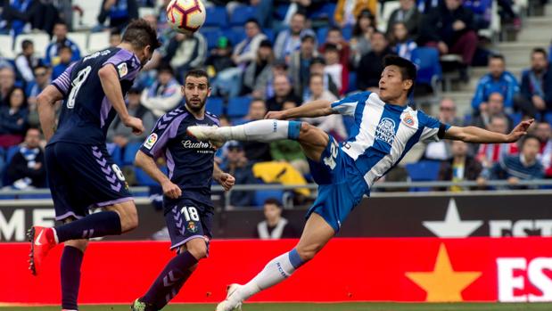 Wu Lei intenta un acrobático remate