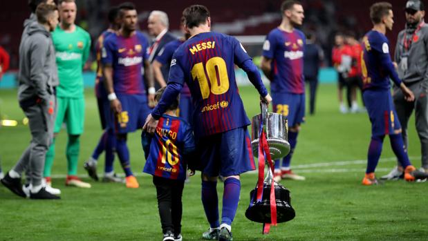 Lionel Messi con la Copa del Rey del año pasado