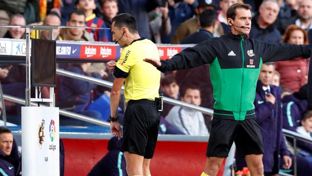 Un árbitro acude al VAR en el Camp Nou