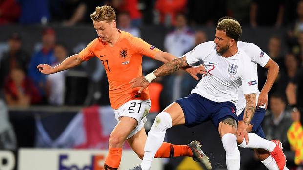 Frenkie de Jong (i) de Holanda disputa un balón ante Kyle Walker (d) de Inglaterra