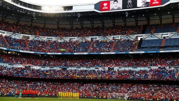 Minuto de silencio en el Bernabéu