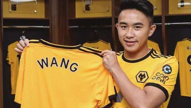 David Wang posando con la camiseta del Wolverhampton el día del anuncio de su fichaje