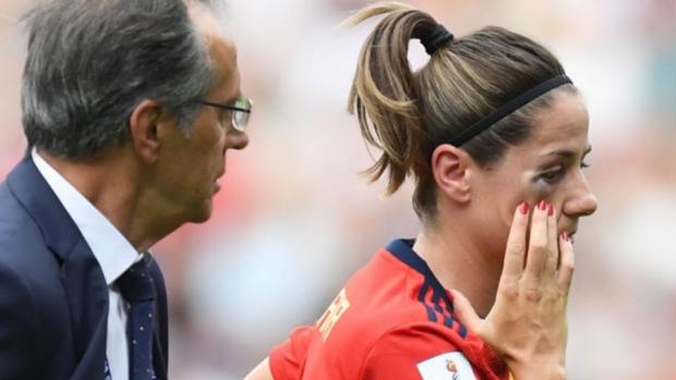 Vicky Losada, abandonando el terreno de juego
