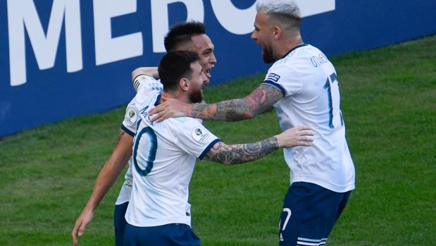Messi y Otamendi celebran con Lautaro su gol ante Venezuela