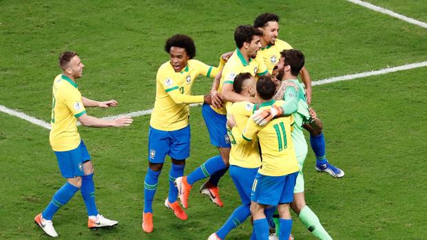 Brasil celebrando el pase a semifinales ante Paraguay