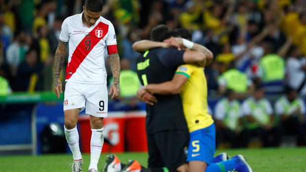 Los brasileños celebran su triunfo ante la desolación del peruano Guerrero