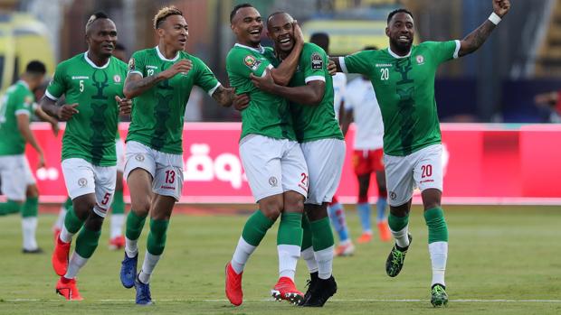 Los jugadores de Madagascar celebran el pase a cuartos de final tras batir a la RD del Congo