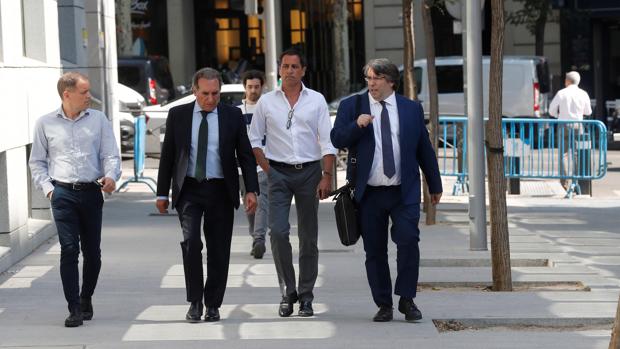 Aguilar, con camisa blanca en el centro, camino de los juzgados