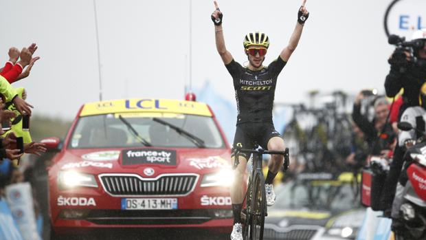 Simon Yates celebra el triunfo en la etapa