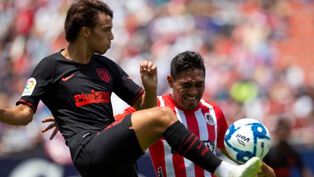 Joao Félix disputa un balón con el mexicano Escalante
