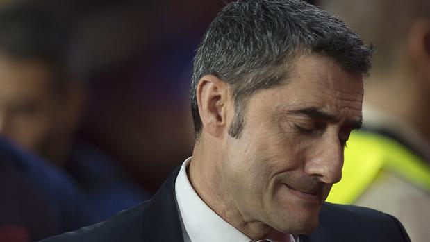 Ernesto Valverde durante el partido del Barcelona en Granada
