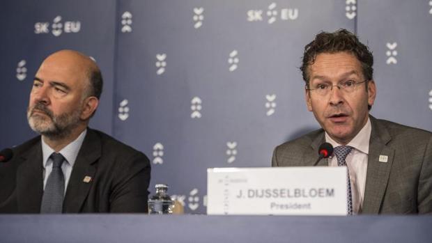El presidente del Eurogrupo, Jeroen Dijsselbloem (d), y el comisario de Asuntos Económicos, Pierre Moscovici