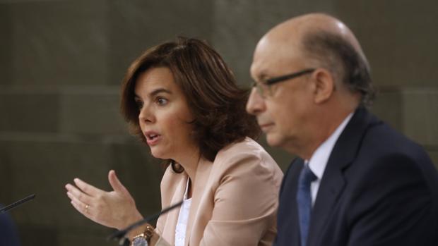 El ministro de Hacienda, Cristobal Montoro, junto a la vicepresidenta del Gobierno, Soraya Sáenz de Santamaría