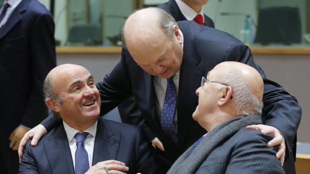 El ministro de Economía español, Luis de Guindos (i) conversa con el ministro de Finanzas francés, Michel Sapin (d) y su homólogo irlandés Michael Noonan