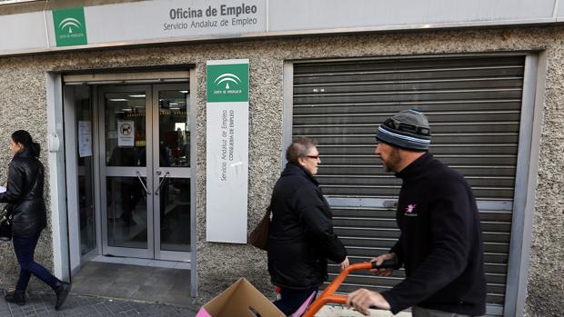El paro baja en Andalucía en 78.000 personas en 2016, y se crean 25.900 empleos en el año