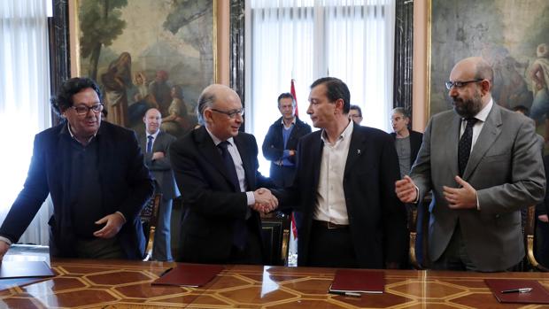 El ministro de Hacienda, Cristóbal Montoro junto a representantes sindicales de UGT, CCOO y CSIF en el último acuerdo de empleo público