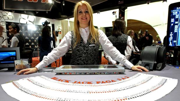 Una croupier en uno de los casinos de la empresa Cirsa