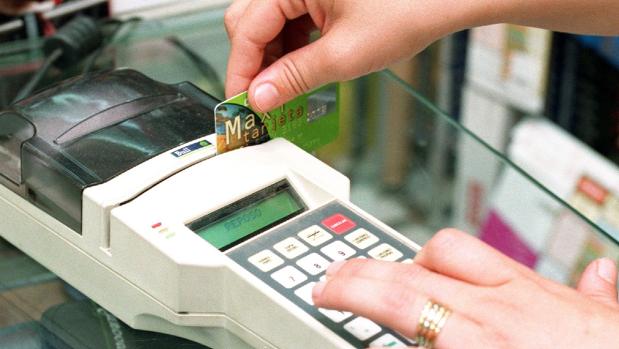 Un cliente pagando con tarjeta de crédito en un comercio