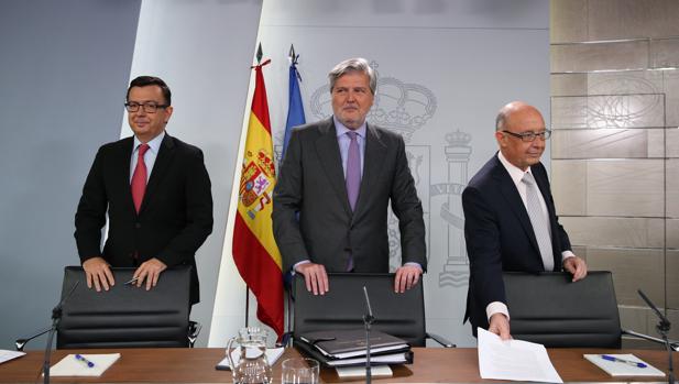 El ministro de Economía, Román Escolano, el portavoz del Gobierno, Íñigo Méndez de Vigo, y el ministro de Hacienda, Cristóbal Montoro