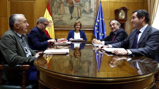 Álvarez, Sordo, Báñez, Rosell y Garamendi, de izquierda a derecha, en un acto en el Ministerio de Empleo
