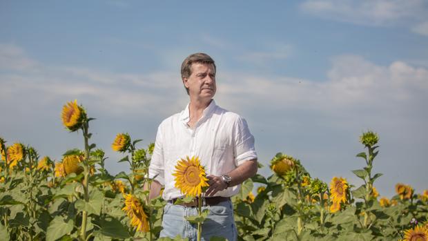 Cayetano Martínez de Irujo en su finca de Las Arroyuelas, en Carmona