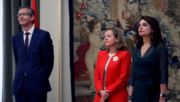 El gobernadro de BAnco de España, Pablo Hernández de Cos, junto a las titulares de Economía y Hacienda