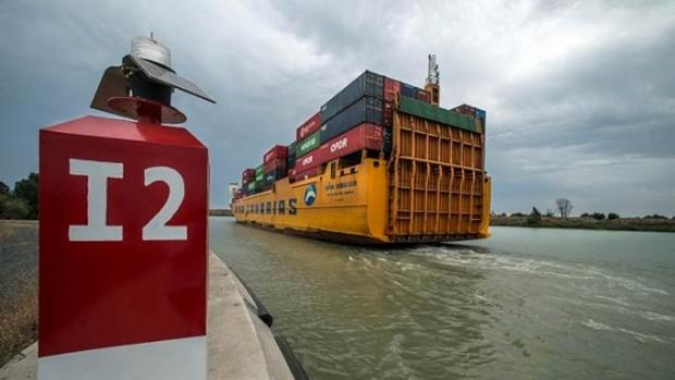 El buque OPDR Canarias se aproxima a la esclusa «Puerta del Mar» del puerto hispalense