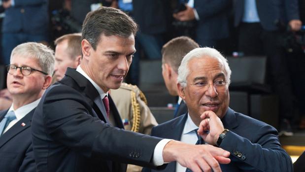 El primer ministro portugués, Antonio Costa (dcha), junto con su homólogo español, Pedro Sáchez (izda)