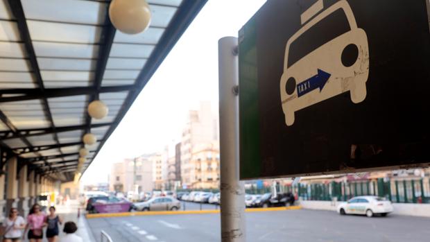 Parada de taxis vacía en la estación del Norte, en Valencia