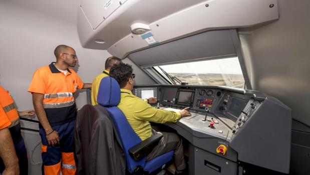 Maquinistas saudíes recibiendo formación de conductores españoles