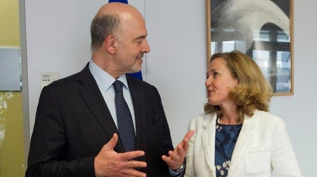 El comisario de Economía, Pierre Moscovici, junto a la ministra de Economía, Nadia Calviño