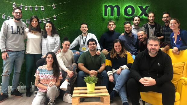El equipo de oficina de Mox, con el CEO, Gregorio López, a la derecha
