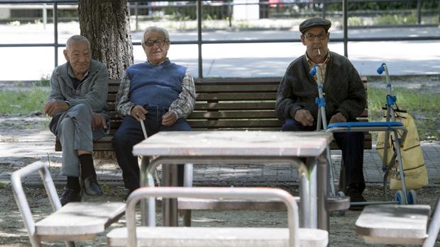 Un grupo de personas mayores en un parque de Madrid