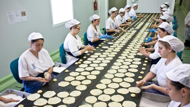 Las llamadas «labradoras» convierten la bola de masa en una torta para el horno en tres segundos