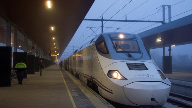 A los pasajeros afectados por los trenes cancelados, la compañía ofrece, «siempre que sea posible», viajar en otro tren en el horario más aproximado