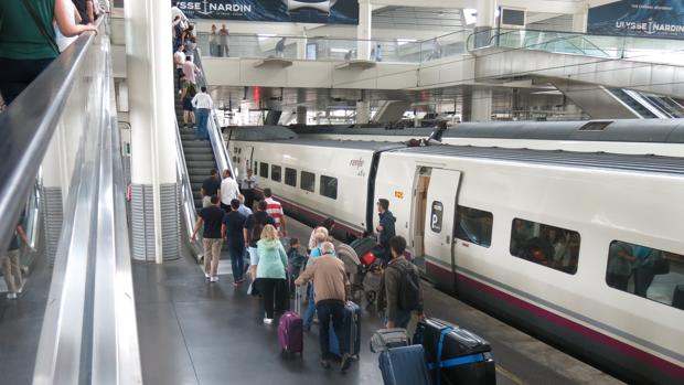 Un grupo de viajeros desciende del vagón tras viajar en AVE