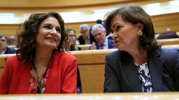 La vicepresidenta del Gobierno, Carmen Calvo (d) y la ministra de Hacienda, María Jesús Montero