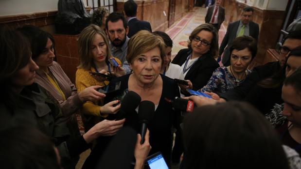 La presidenta de la Comisión del Pacto de Toledo en los pasillos del Congreso