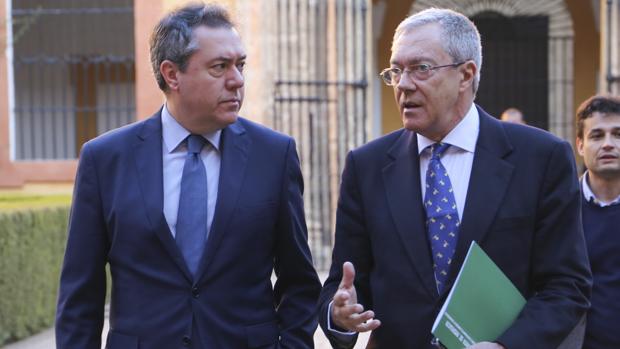 Juan Espadas, alcalde de Sevilla, -a la izquierda- y Rogelio Velasco, consejero de Economía de la Junta