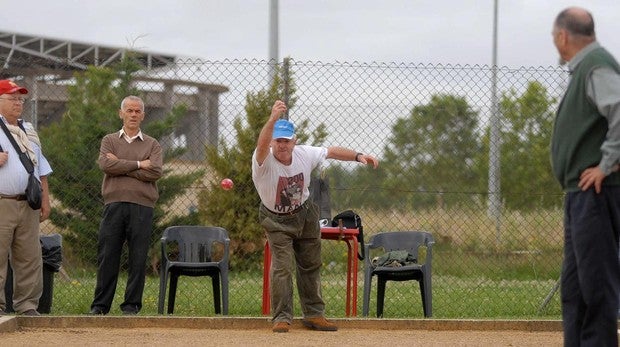 Jubilados jugando a la petanca